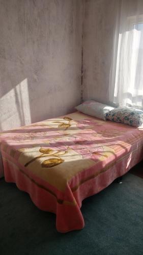 a large bed sitting in a room with avertisementvertisement at enesin evi in Kayseri