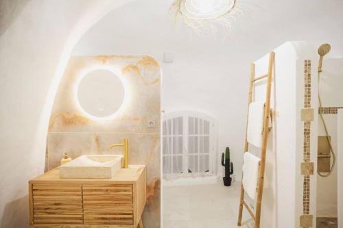 a bathroom with a sink and a mirror at Le temple d'Aphrodite, Appartement avec SPA in Vienne