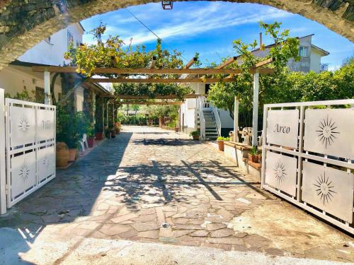 Villa Arco في بالينورو: ممر يؤدي إلى ممر مع بوابة بيضاء