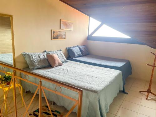 a bedroom with two beds and a window at Hotel Fazenda Monte Castelo Flat Gravatá in Bezerros