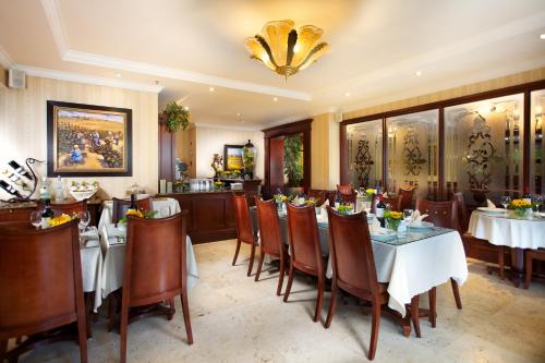 a dining room with tables and chairs in a restaurant at TOSCANA INN HOTEL in Panama City