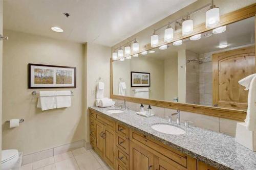 ein Badezimmer mit zwei Waschbecken und einem großen Spiegel in der Unterkunft Grand Summit G412 Lodge Park City in Park City