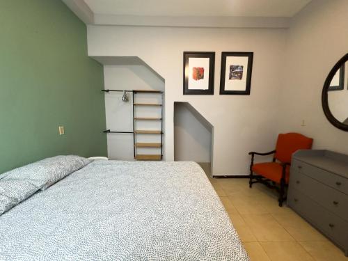 um quarto com uma cama, uma secretária e uma cadeira em Cuarto 2 - Roma Norte Cama Queen Size em Cidade do México