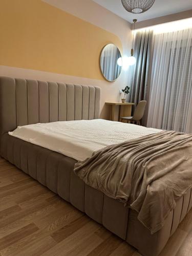 1 cama grande en un dormitorio con mesa en Top-Apartments, en Pristina