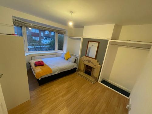 een kleine slaapkamer met een bed en een raam bij Spacious 2 Bedroom Apartment in Zone 2 LONDON in Londen