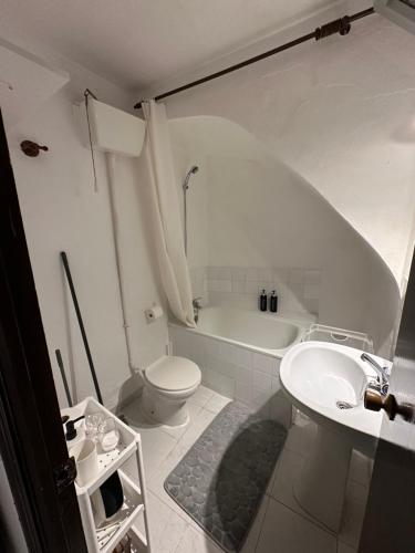 Un baño con bañera, inodoro y lavabo. en Vientos de Alcornoque, en Alcalá de los Gazules
