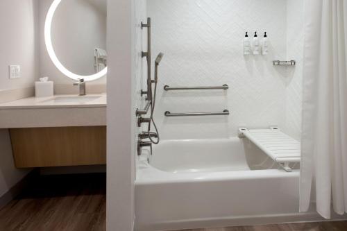 Koupelna v ubytování TownePlace Suites Portland Airport ME