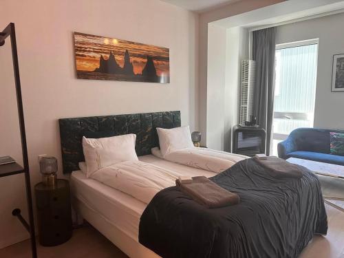 una camera da letto con un divano e una coperta di City Center Hotel a Reykjavik