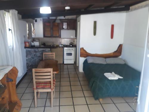 a small room with a bed and a kitchen at Departamentos Serranos en Tandil in Tandil