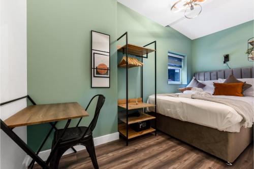 1 dormitorio con cama, escritorio y mesa en Fabulous One Bedroom Flat with Private Garden, en Londres
