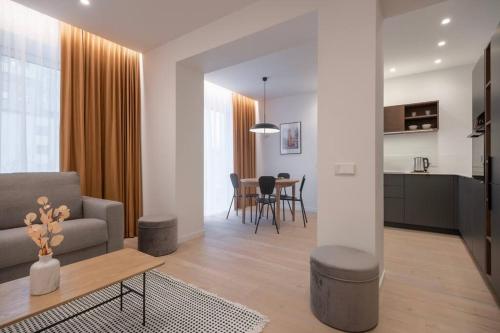 אזור ישיבה ב-Downtown getaway apartments by Prime Rentals III