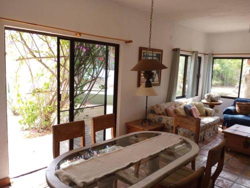 Ein Sitzbereich in der Unterkunft Casa Pájaros - Private 2-Story Home