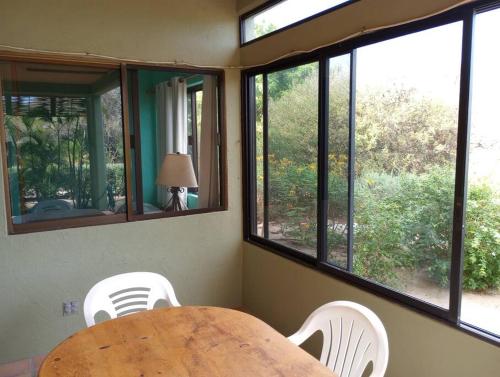 Ein Garten an der Unterkunft Casa Pájaros - Private 2-Story Home