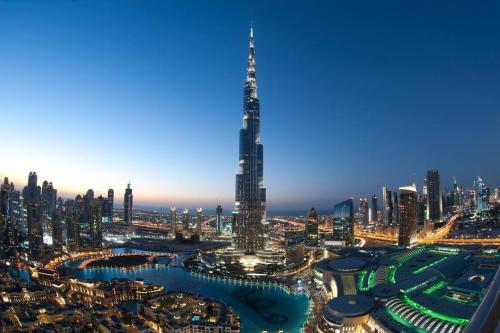 a Representación del edificio más alto del mundo, el burj khalifa en Peaceful Partition Room Near Mall of the Emirates, en Dubái