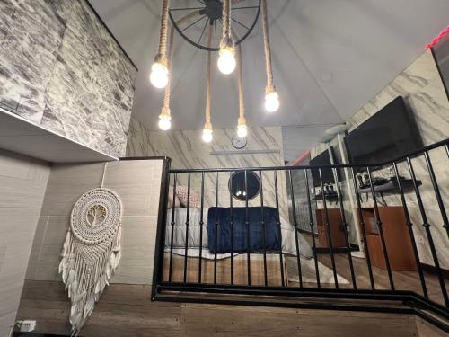 a room with a bed and a chandelier at Villazul 1 in Poás