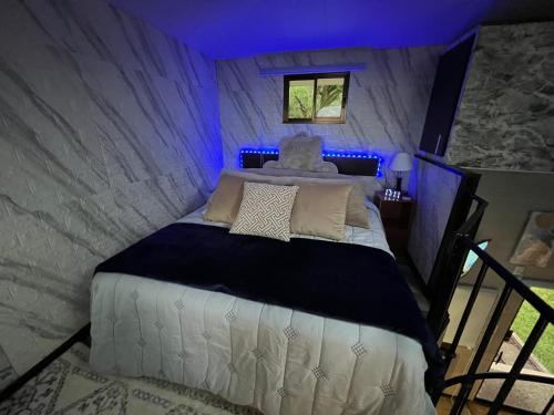 a bedroom with a bed with a blue ceiling at Villazul 1 in Poás