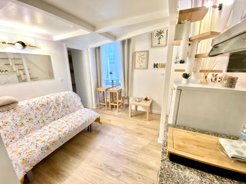 un petit salon avec un lit et une table dans l'établissement Petit cocon en duplex - Centre-ville & plage à 2 minutes, à Nice