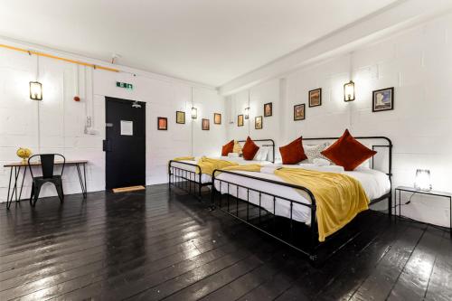 Säng eller sängar i ett rum på Trendy and Eccentric Flat in Hackney