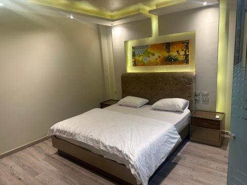 Ένα ή περισσότερα κρεβάτια σε δωμάτιο στο Apartment view wide garden at Madinaty