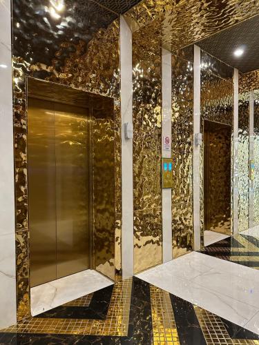 um elevador num edifício com uma parede dourada em Copacabana Beach Jomtien 5513 By Pim em Praia de Jomtien