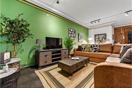 salon z kanapą i telewizorem w obiekcie Trendy, Arty, 3BR in Heart of Hipster Hackney! w Londynie