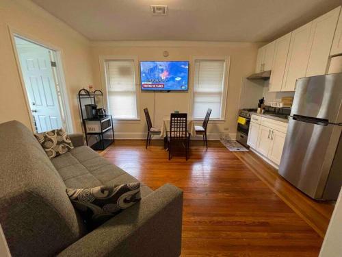 sala de estar con sofá y cocina en Entire Cozy 1BR Apartment in heart of Queens L en Whitestone