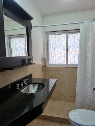un bagno con lavandino e WC di Cabaña Ñangapirí a Puerto Iguazú