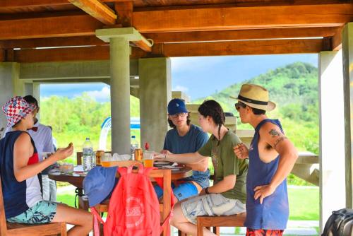 un grupo de personas sentadas en una mesa en Ceylon Nature Paradise en Uragasmanhandiya