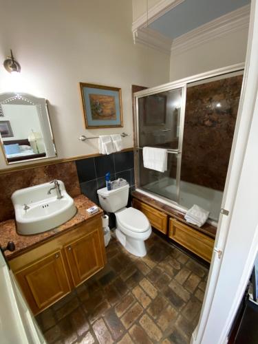 Bilik mandi di Bazsinsky House