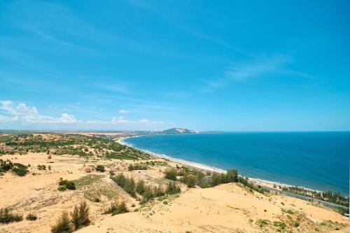 a view of the ocean and a beach at Apec MANDALA CHAM BAY MUI NE SPA RESORT AND CONDOTEL in Ấp Thiẹn Ái
