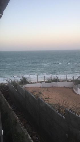 une plage avec l'océan en arrière-plan dans l'établissement Casa das Falésias - Canoa, à Aracati