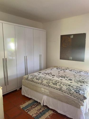 a bedroom with a bed and white cabinets at Casa das Falésias - Canoa in Aracati