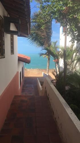 Casa das Falésias - Canoa في أراكاتي: ممشى يؤدي للشاطئ من منزل
