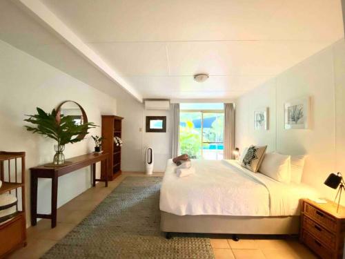 um quarto grande com uma cama grande e uma janela em Project Tranquility, Magnetic Island em Nelly Bay