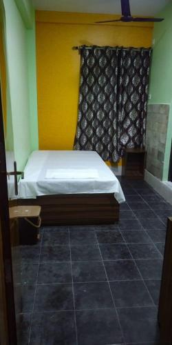 1 dormitorio con 1 cama en una habitación en HOTEL RITZ, en Guwahati