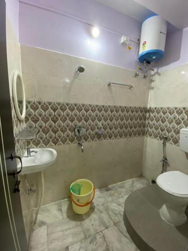 y baño con lavabo y aseo. en HOTEL RITZ, en Guwahati