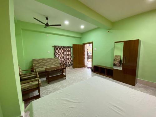 um quarto verde com uma cama e um espelho em HOTEL RITZ em Guwahati