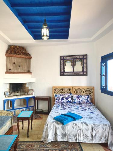 um quarto com uma cama e um tecto azul em Oudayas Stars em Rabat