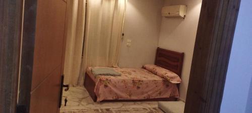 a small bedroom with a bed in a room at شقة مفروشة للايجار 4 in Mansoura