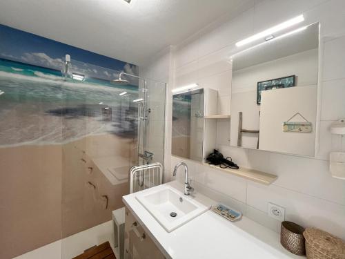 ein weißes Bad mit einem Waschbecken und einer Dusche in der Unterkunft Appartement Les Sables-d'Olonne, 2 pièces, 4 personnes - FR-1-197-587 in Les Sables-dʼOlonne