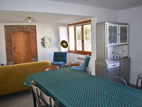 Cette chambre dispose d'une table avec un tissu de table vert. dans l'établissement Maison de Village Charmante, 3 Ch, Terrasse, à Proximité des Pistes et Commerces à Bolquère - FR-1-592-66, à Bolquère-Pyrénées 2000