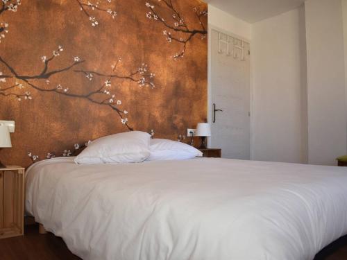 1 dormitorio con cama blanca y pared en Maison Bolquère, 4 pièces, 7 personnes - FR-1-592-66, en Bolquere Pyrenees 2000