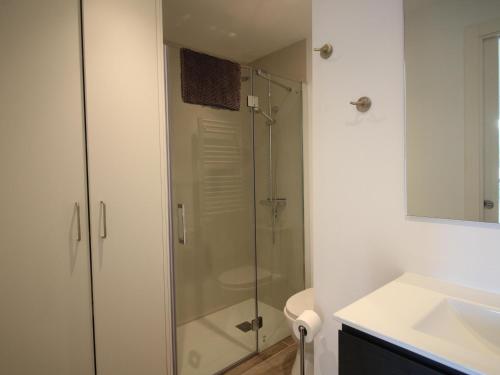 y baño con ducha acristalada y lavamanos. en Apartamento Llançà, 2 dormitorios, 4 personas - ES-228-170, en Llançà