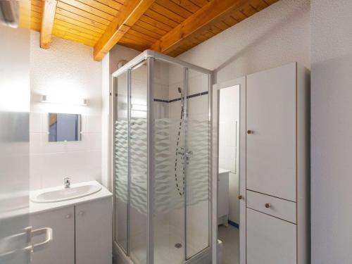 une salle de bain avec douche et lavabo dans l'établissement Appartement T4 avec balcon, 4-6 pers, proche centre et télécabine, navette gratuite - FR-1-401-276, à Cauterets