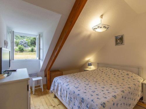 um pequeno quarto com uma cama e uma janela em Appartement Cauterets, 4 pièces, 7 personnes - FR-1-401-276 em Cauterets