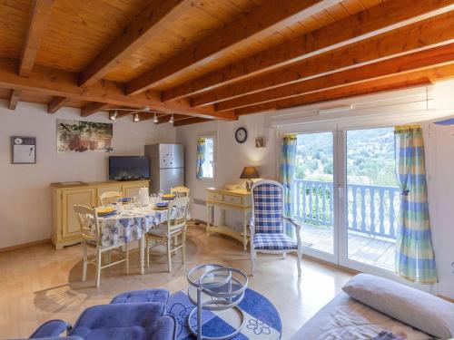 une cuisine et un salon avec une table et des chaises dans l'établissement Appartement T4 avec balcon, 4-6 pers, proche centre et télécabine, navette gratuite - FR-1-401-276, à Cauterets