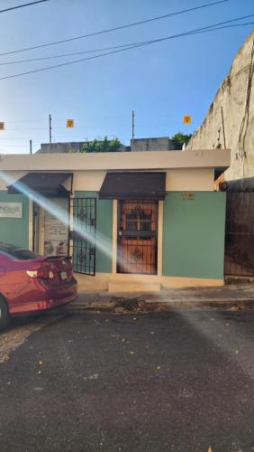 een auto geparkeerd voor een gebouw bij Casa de Nini in Santo Domingo