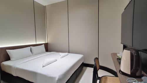 Postel nebo postele na pokoji v ubytování Urban Inn, Serai Wangi