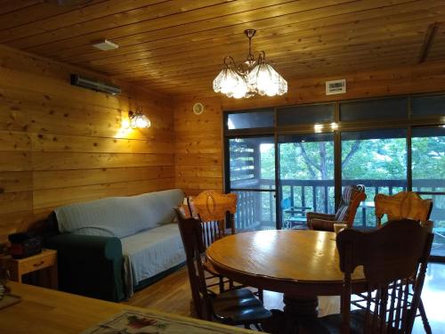 ein Wohnzimmer mit einem Tisch und einem Sofa in der Unterkunft Robin's Lodge in Iiyama