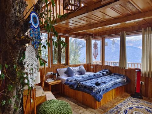 um quarto com uma cama num quarto com janelas em Tree House Jibhi The Hidden Cottage em Jibhi